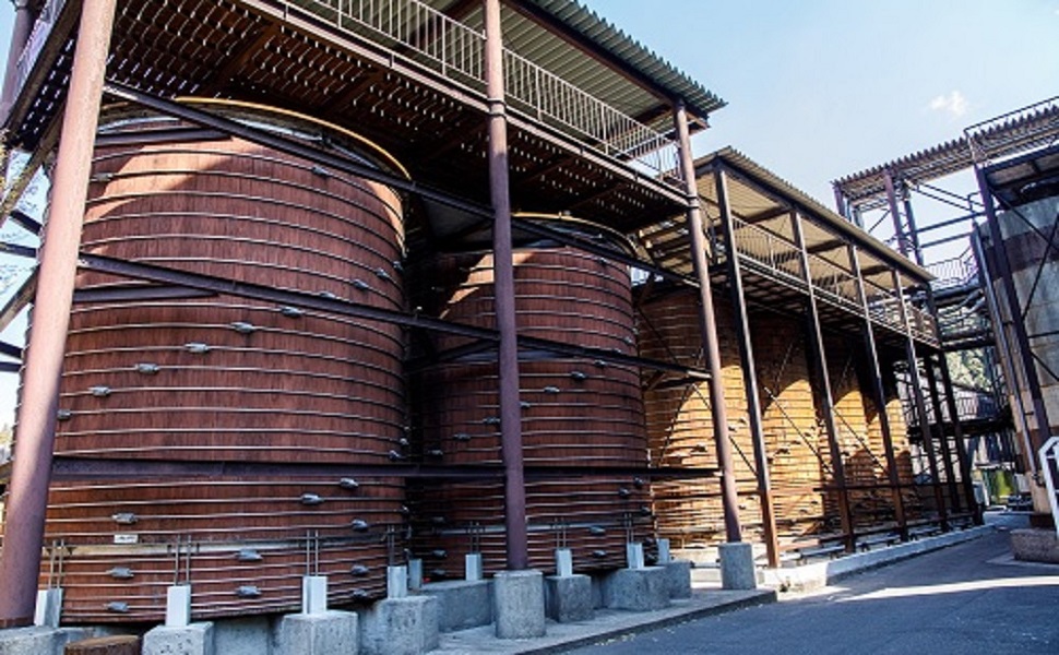 吉野杉でつくった大型の木樽に、厳選された国産丸大豆・国産小麦・天日塩を原料として仕込み、自然の温度でじっくり1年以上発酵・熟成させた天然醸造の丸大豆醤油です。