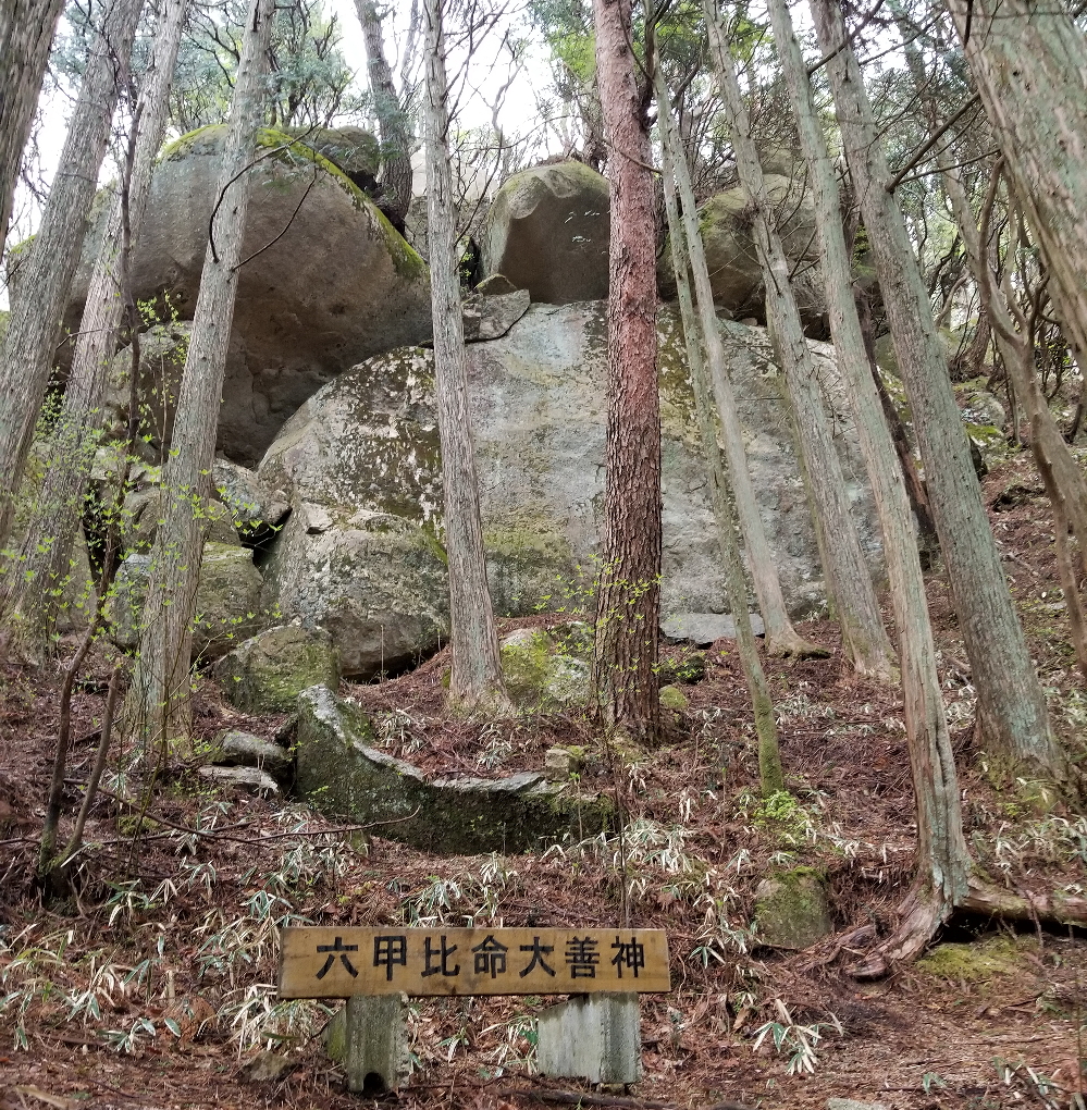 六甲比命神社には御神体の大きな巨石があります